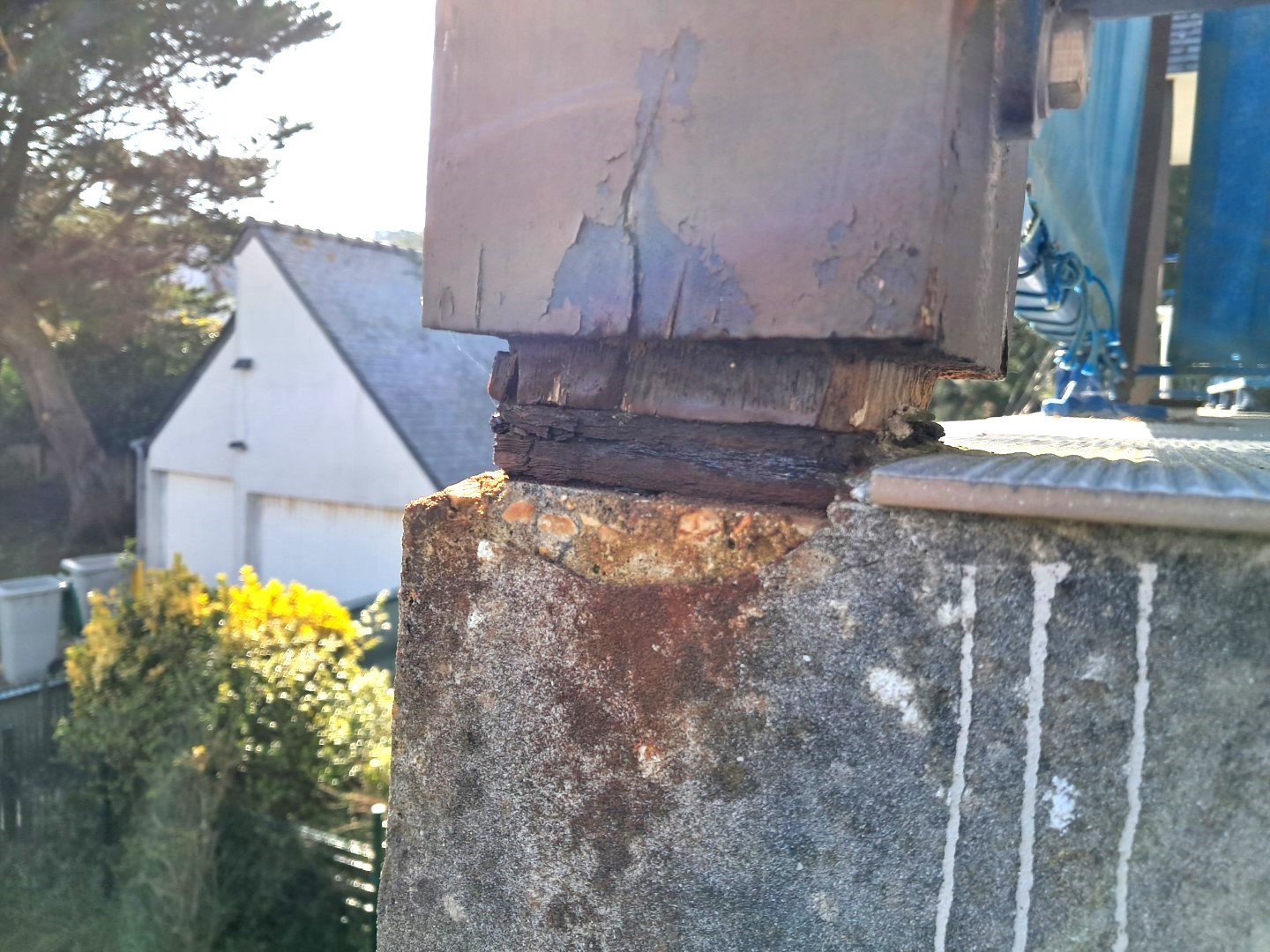Corrosion d'une platine métallique au bout de 30 ans en bord de mer : à remplacer par de l'INOX A4 ! 